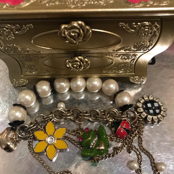 Betsey Johnson pearl frog prince daisy flower crystal charm bracelet vintage